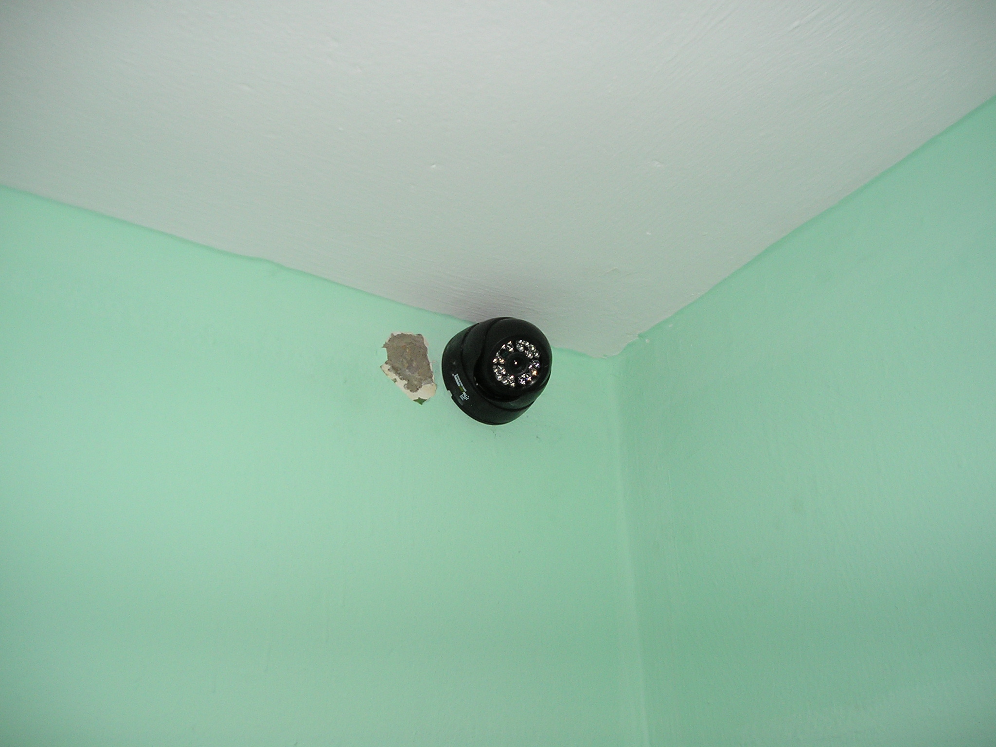 установка аналоговой камеры в коридоре на стене