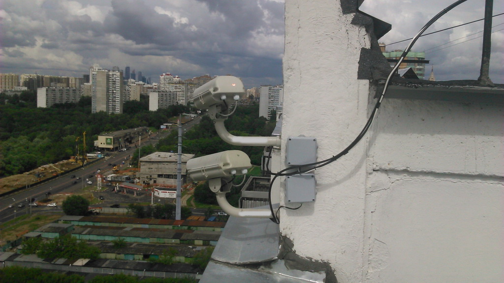 установлены две дополнительные видеокамеры KDM-6229GC на крыше дома