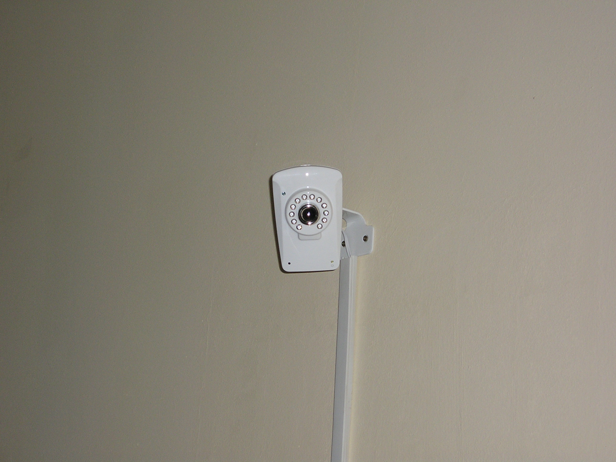 установка IP камеры на стене офиса