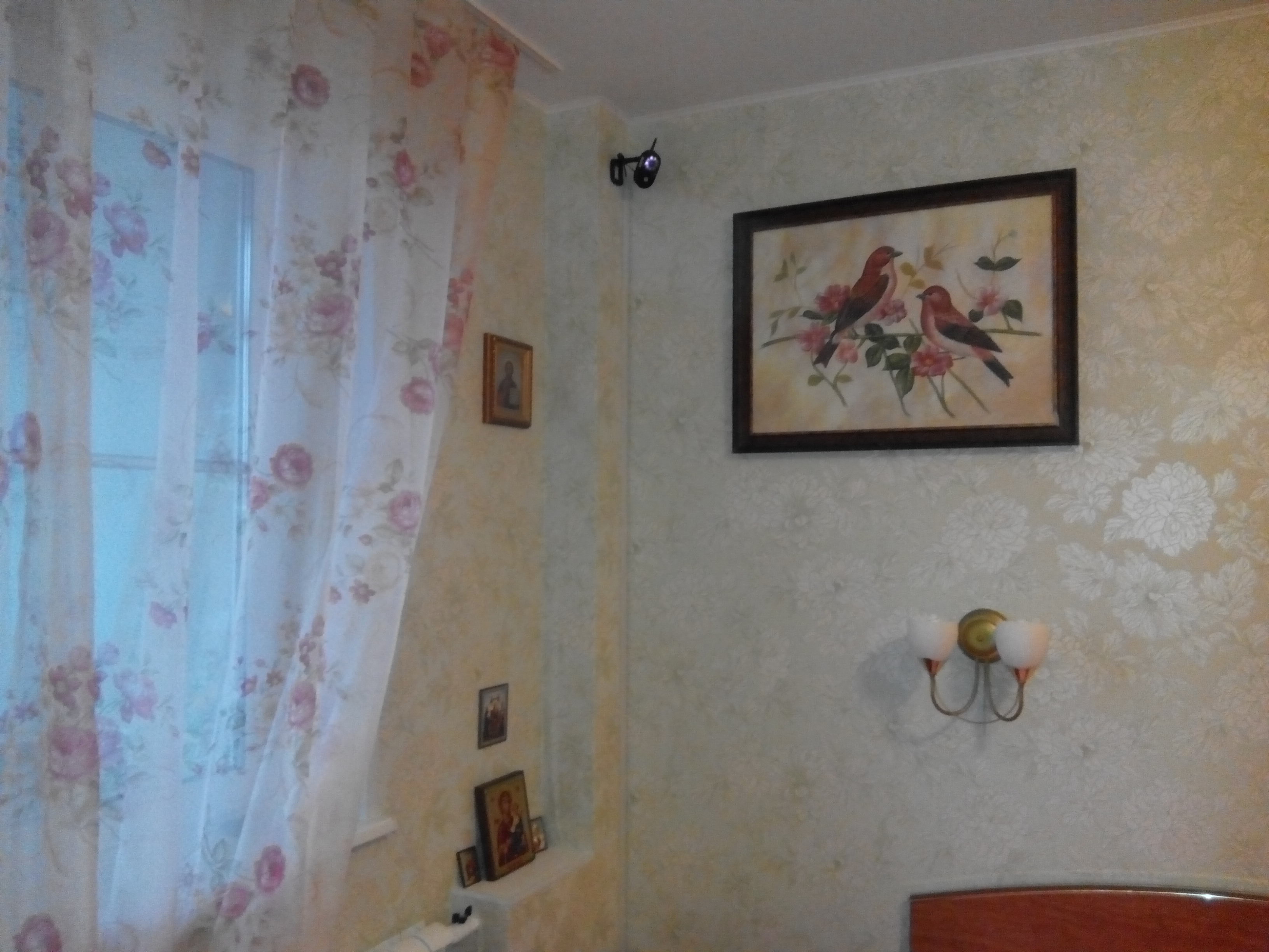 Установка камеры на стене в комнате